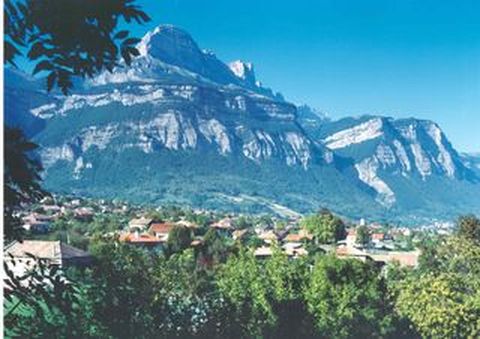 Blick über das in sattes Grün gehüllte Dorf